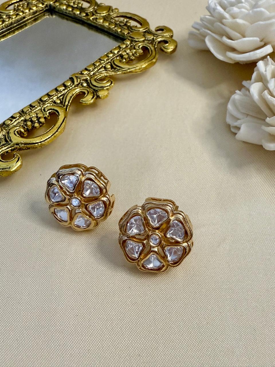 Inaaya stone studs - White