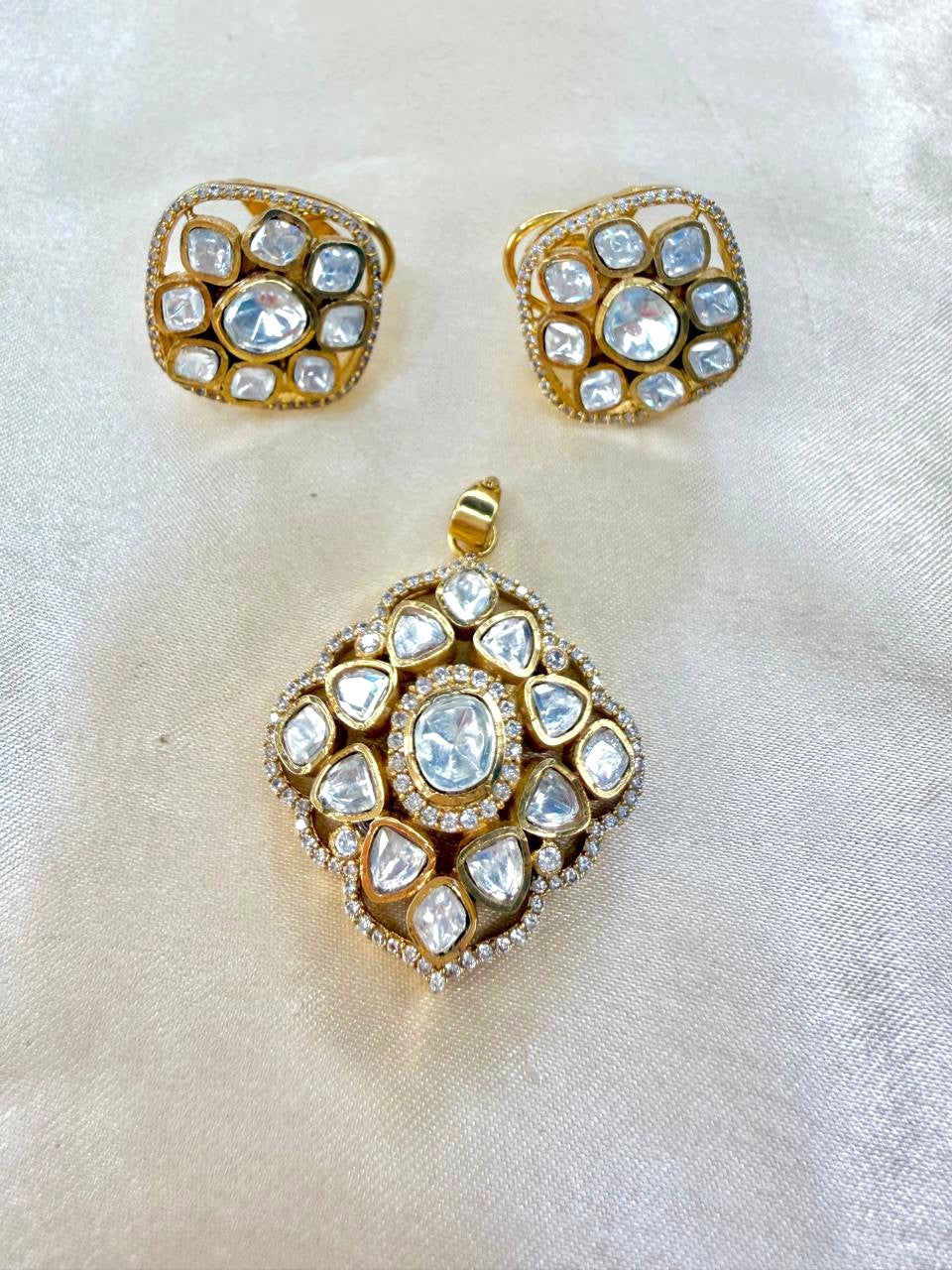 Swati pendant set - White