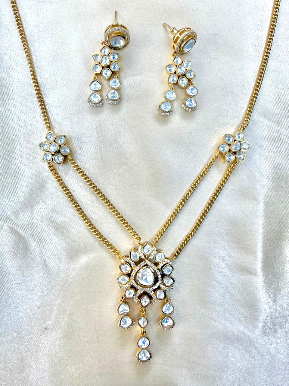 Devanshi necklace set - White & Gold